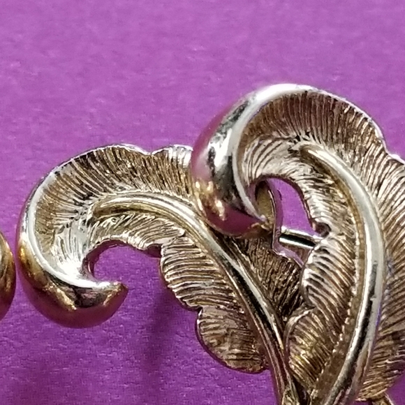 Relisted -Vintage feather plume clip earrings gold blue gems - Picture 5 of 8